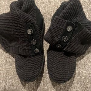 Ugg size 10 black knit boots, wear tall or rolled. 3 buttons each side. Flawed